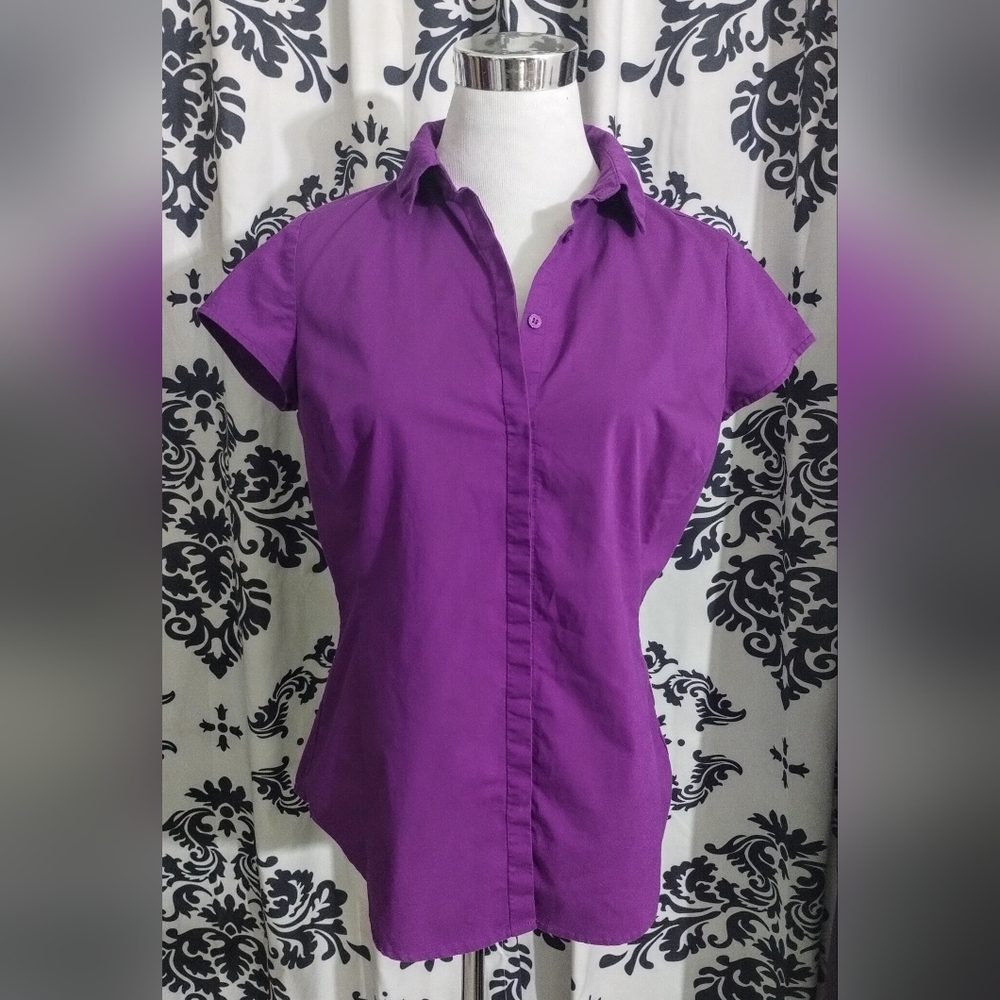 Purple collared short sleeve button-down shirt size M, work business. 98% Cotton